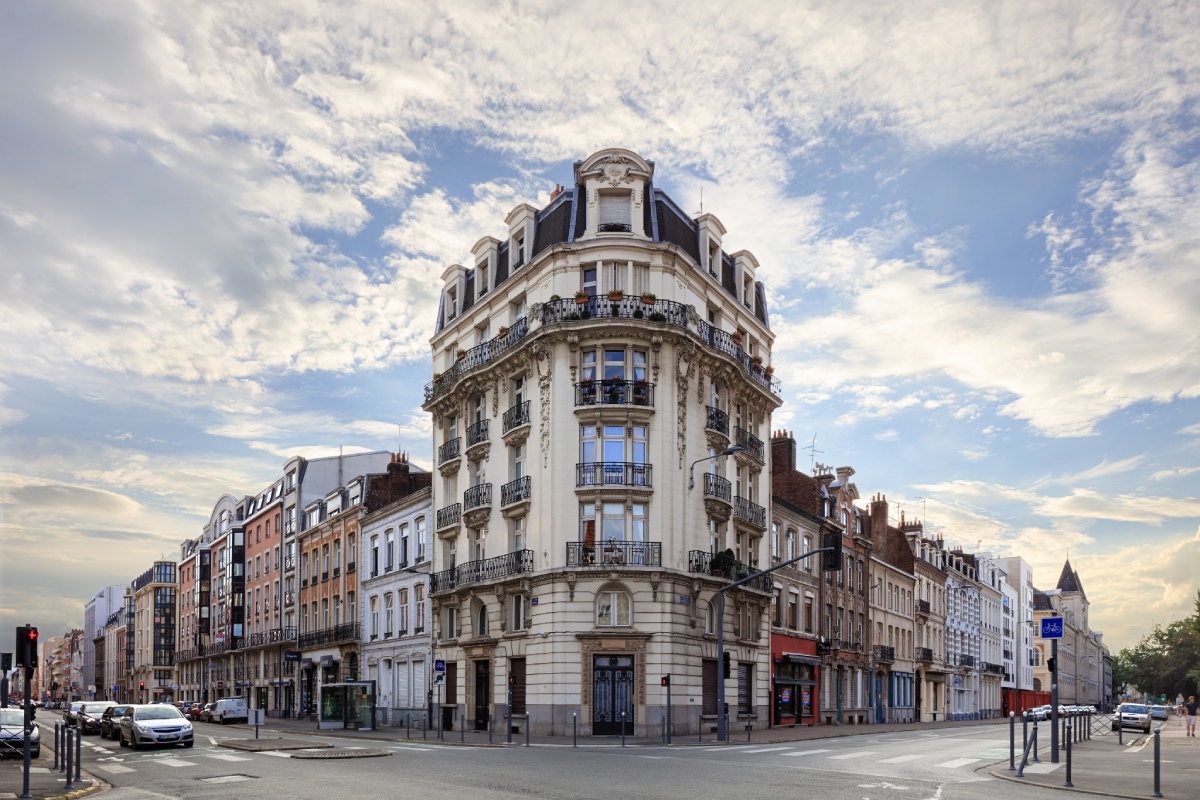 Immeuble haussmannien à l'angle d'une rue, patrimoine immobilier du secteur