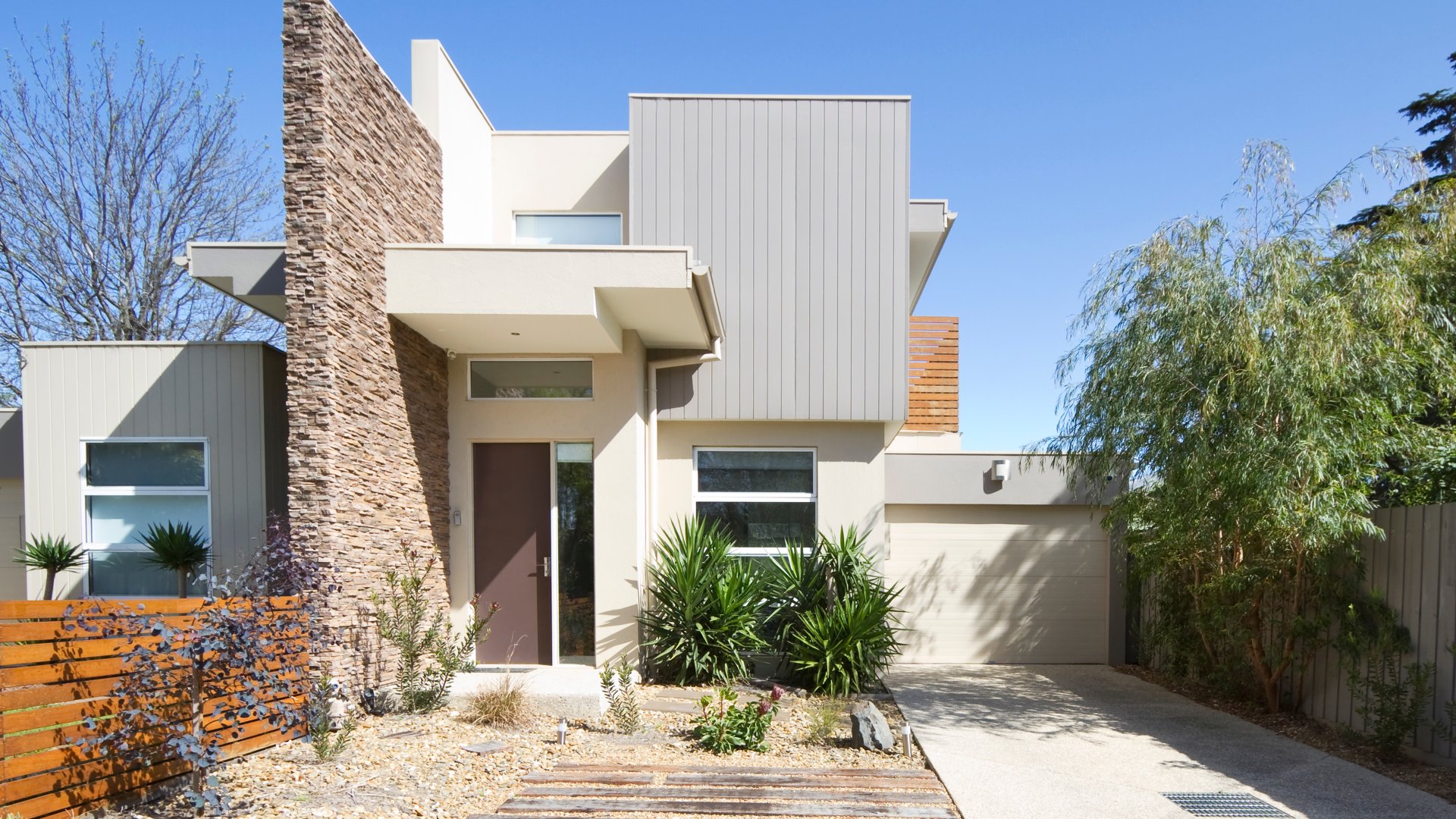 Maison moderne avec façade en pierre et jardin, diagnostic immobilier vente et location