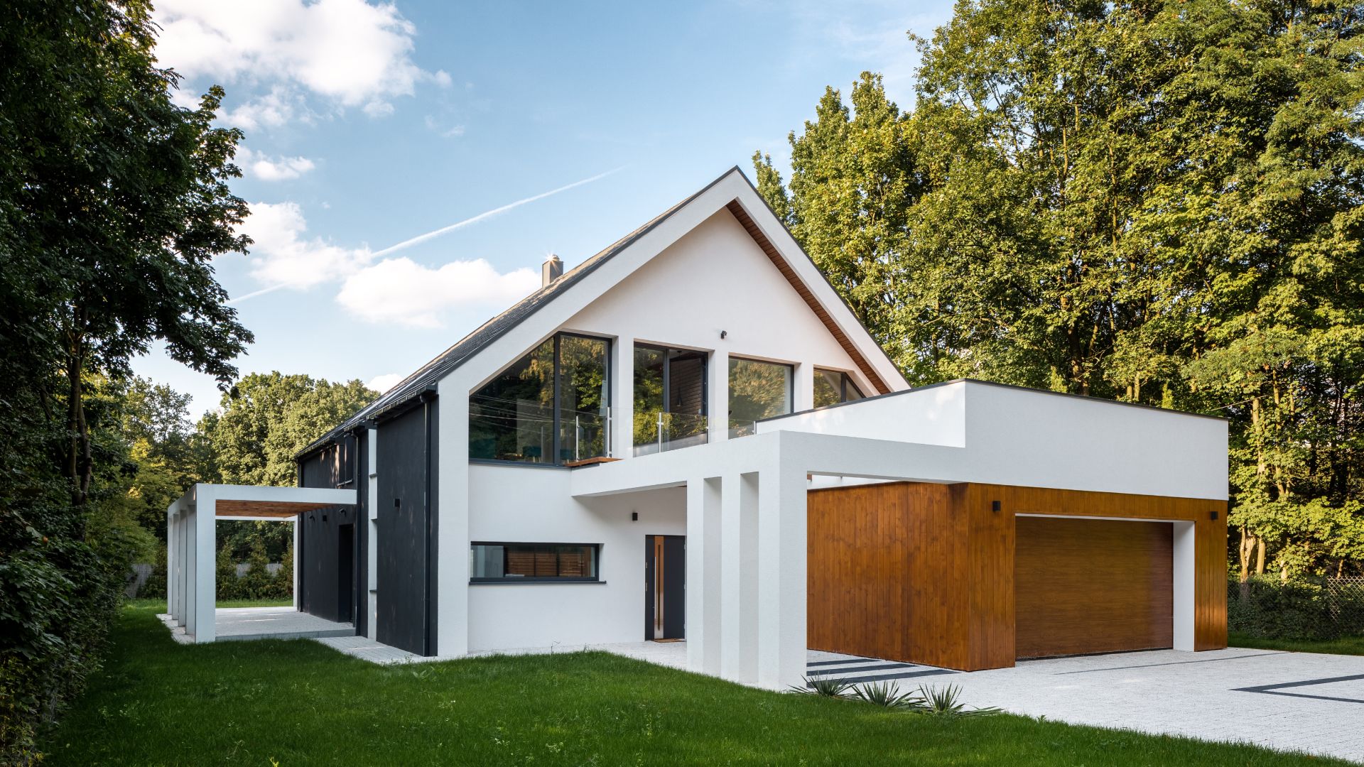 Maison contemporaine blanche et noire, diagnostics amiante et plomb avant travaux
