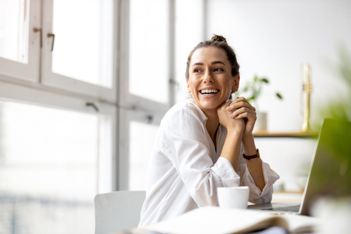 Femme souriante au bureau avec ordinateur portable, section avis clients