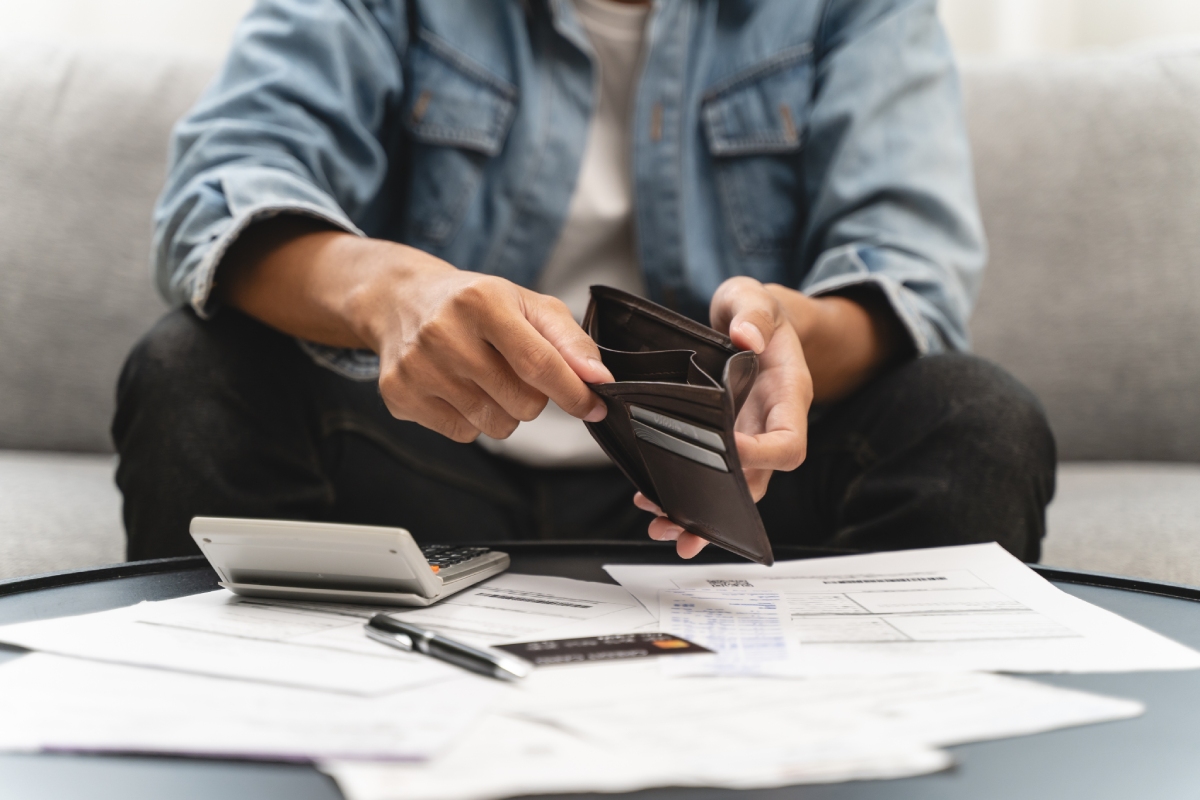 Main tenant une carte bancaire et des factures, illustration paiement en ligne