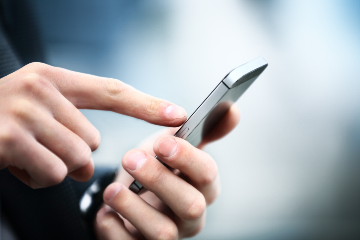 Mains utilisant un smartphone, illustration contact téléphonique
