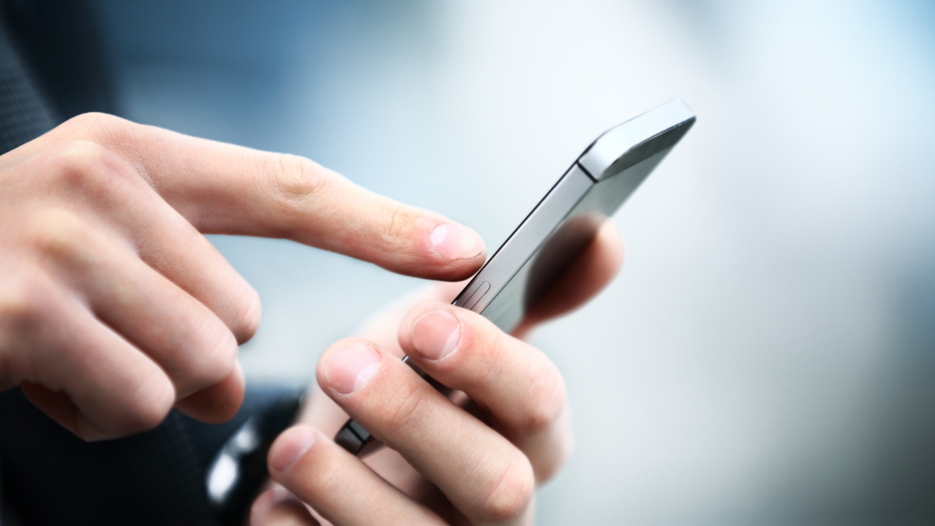 Mains tenant un smartphone, illustration de la page contact