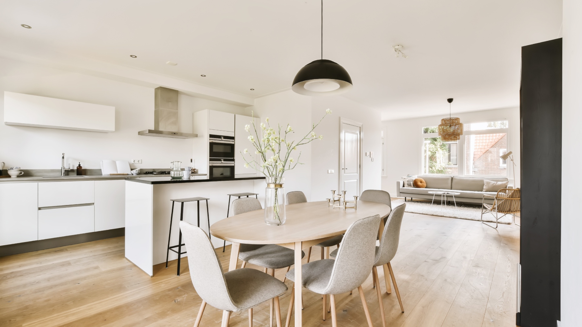 Intérieur moderne ouvert, cuisine et salle à manger, page diagnostics immobiliers