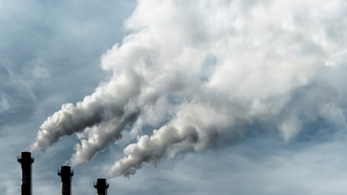 Cheminées industrielles émettant de la fumée, état des risques et pollutions