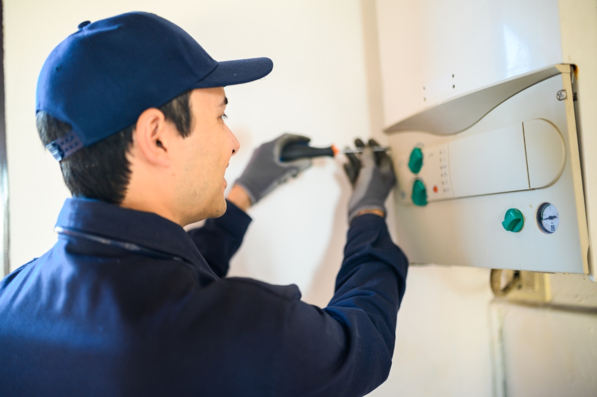 Technicien intervenant sur chaudière gaz, diagnostic installation gaz