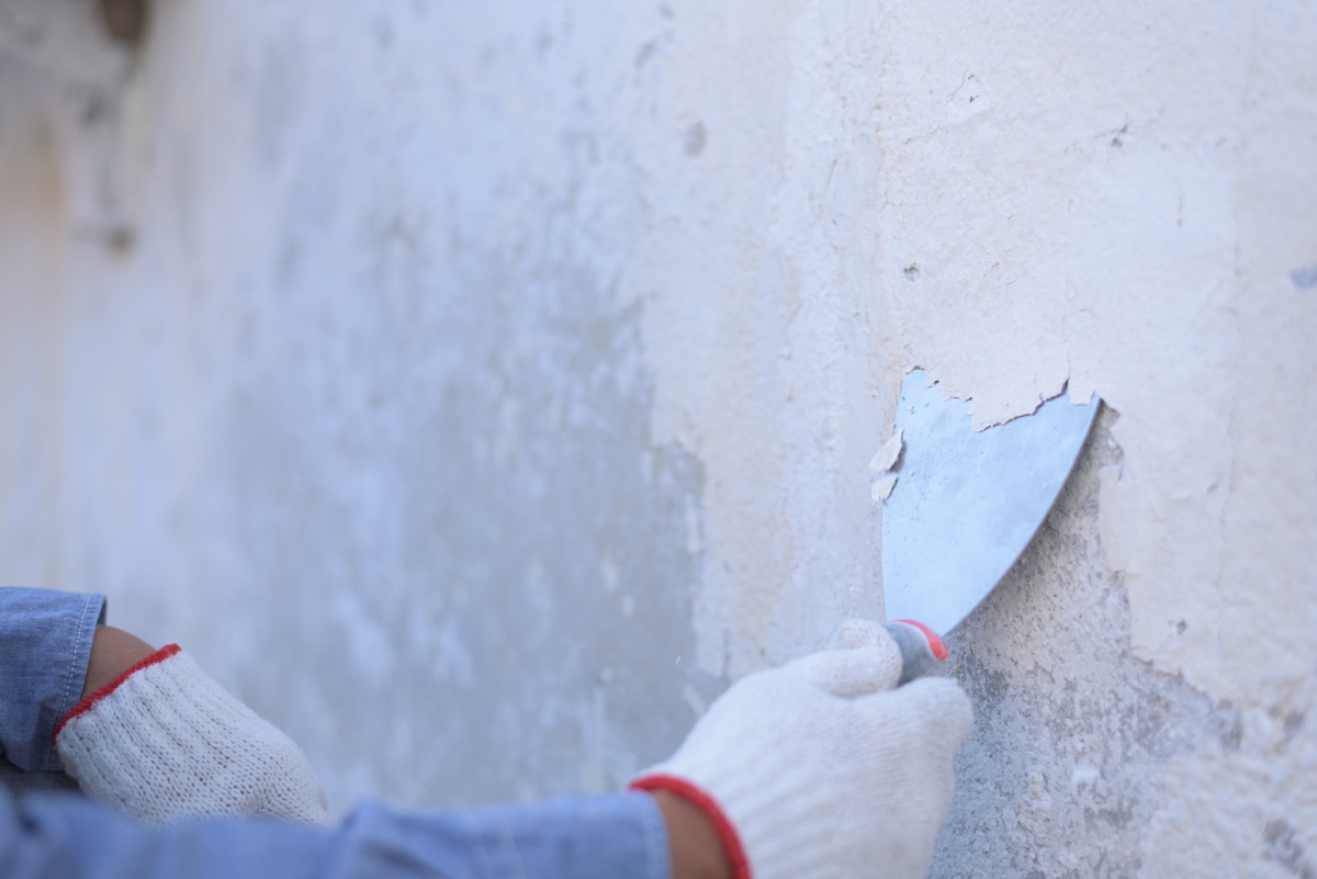 Grattage de peinture ancienne sur mur, diagnostic plomb CREP