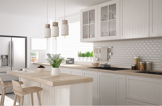 Cuisine moderne lumineuse avec îlot en bois, intérieur de logement à diagnostiquer